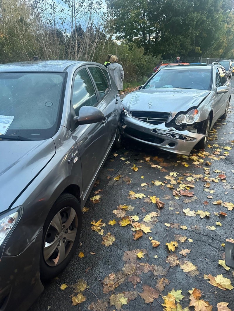 Unfallfahrzeug bei der Begutachtung vor Ort