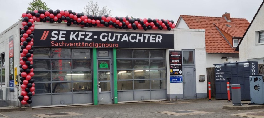 Werkstatt-Einfahrt von SE Kfz-Gutachter mit Fahrzeug