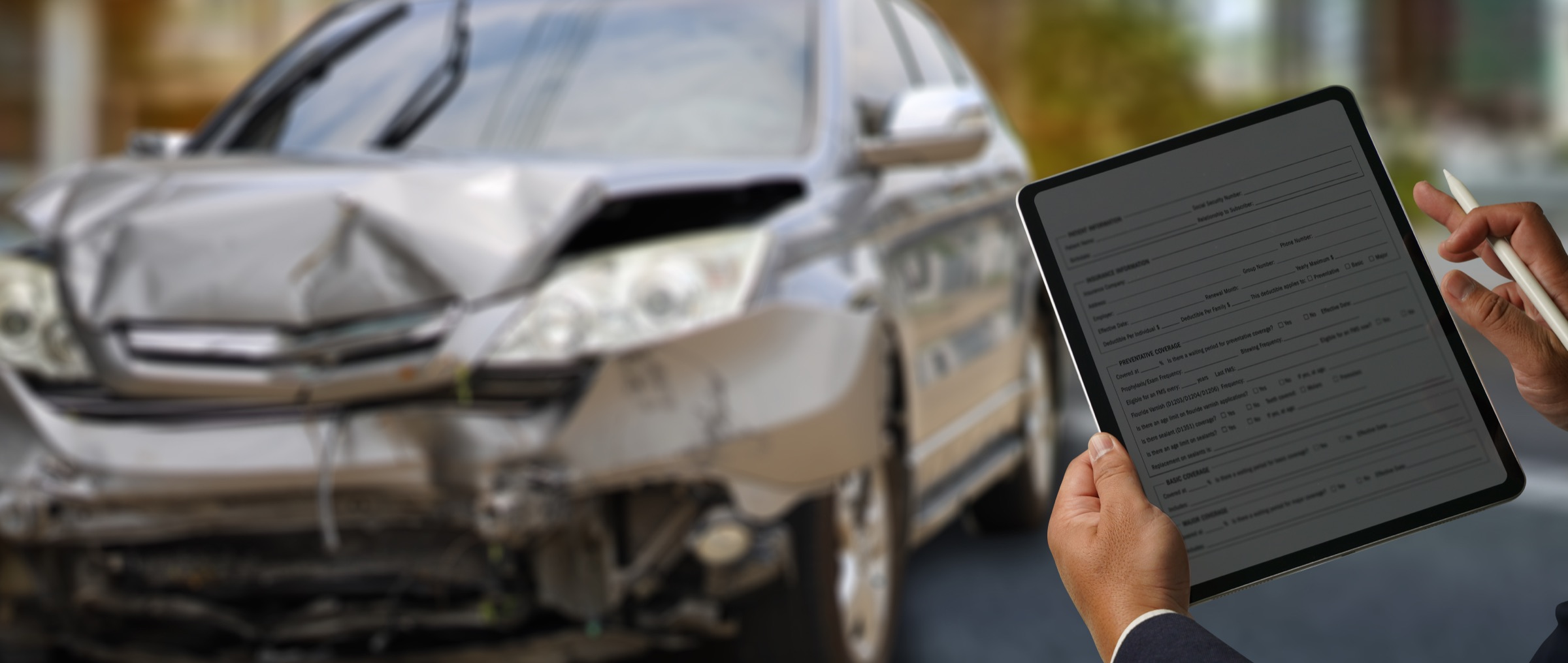 Unfallschaden wird für das Kfz-Gutachten digital per Tablet dokumentiert