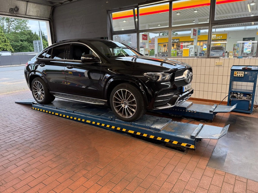 Unfallfahrzeug wird bei SE Kfz-Gutachter in Hannover aufgenommen